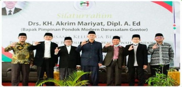 Drs. KH. Akrim Mariyat, Dipl.A.Ed. (Pimpinan Gontor)