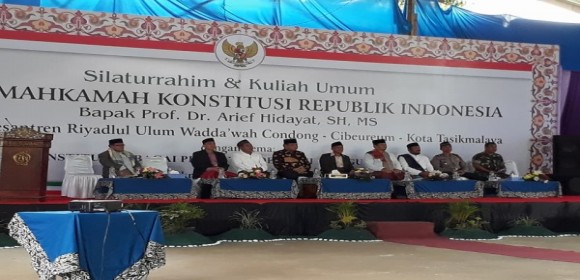 Prof. Dr. Arief Hidayat, SH. MS. (Ketua Mahkamah Konstitusi)